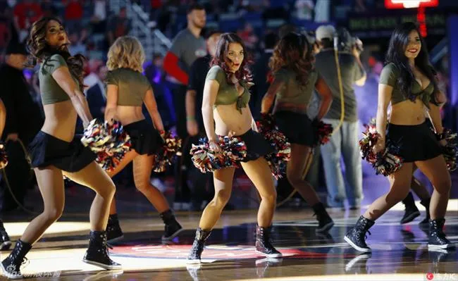 玩球花边：NBA常规赛拉拉队宝贝精选 短裙低胸装性感十足