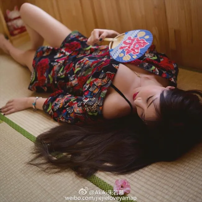 玩球花边：申花悍将战怡麟艳妻曝光 高耸双峰妙胸美腿让人喷血