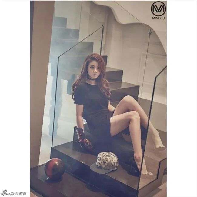 博彩花边：韩国美女主播申秀智秀完美身材 翘臀巨乳狂吸睛
