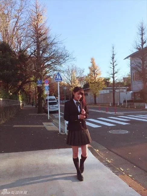 体育花边：清纯女优菅井友香献马术大片 学生制服清纯可人