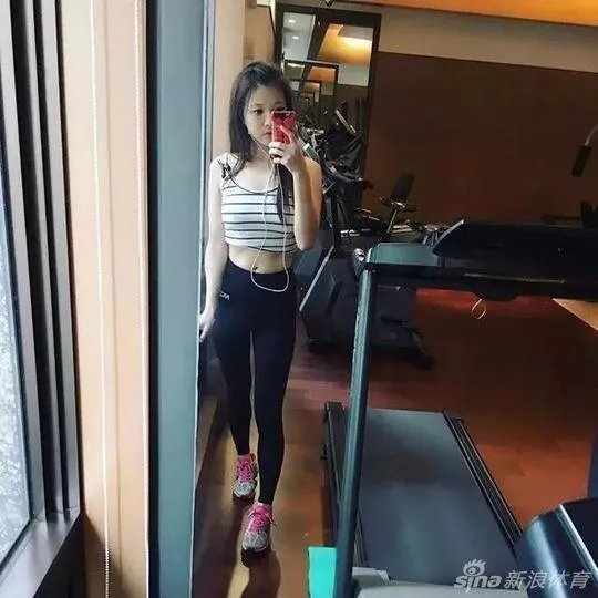 玩球花边：台湾嫩模女主播DenKa晒健身照 完美身材羡煞众人