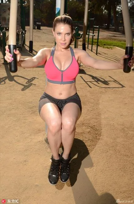 博彩花边：花花公子女郎乔丹拍户外香艳写真 丰乳肥臀诱人