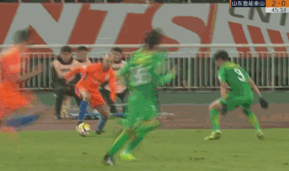 中超-鲁能3-0十人国安 塔神2分钟2球韦世豪染黄