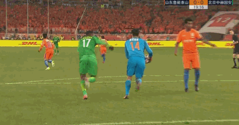 中超-鲁能3-0十人国安 塔神2分钟2球韦世豪染黄
