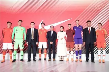 中超官方装备赞助商签约仪式 公布国足新战袍