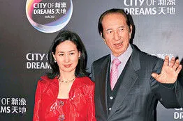 何超琼与父亲澳门赌王何鸿燊共同出席某活动