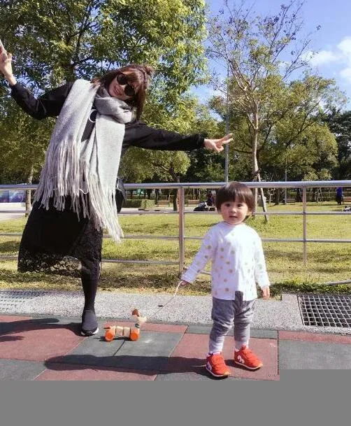 玩球网报：贾静雯带女儿咘咘公园玩耍 辣妈萌娃幸福感满满