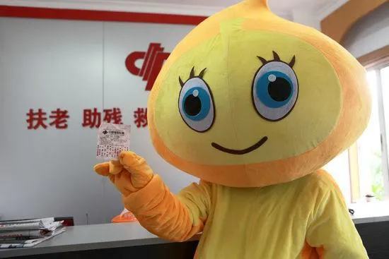 彩市资讯：3000万得主穿玩偶服领奖 选号因读起来