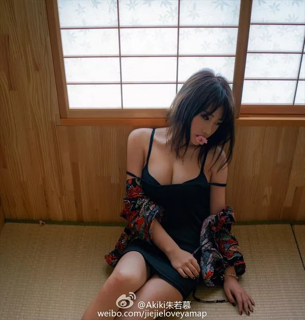 玩球花边：申花悍将战怡麟艳妻曝光 高耸双峰妙胸美腿让人喷血