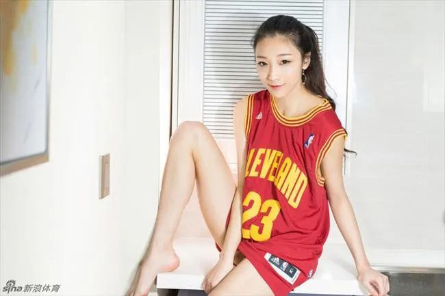 博彩花边：篮球宝贝静静拍球衣写真助威骑士 自爆是詹皇迷妹