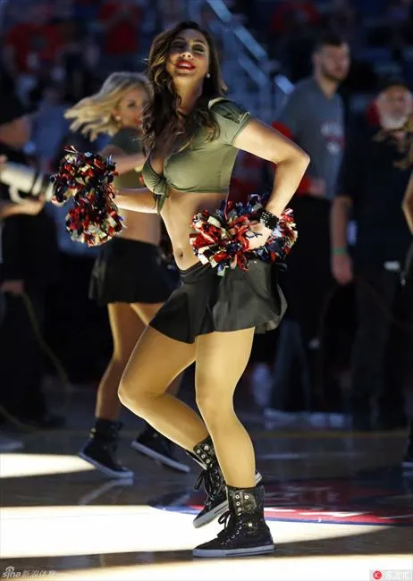 玩球花边：NBA常规赛拉拉队宝贝精选 短裙低胸装性感十足