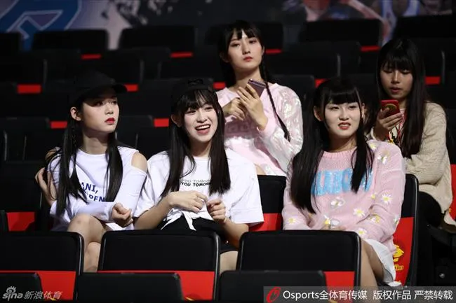 玩球花边：GNZ48女团助威CBA半决赛 跳舞唱歌靓丽吸睛