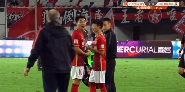 玩球网报:中超首位00后出场 传承！郑叔亲自给他戴袖标