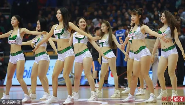 玩球小报：CBA篮球宝贝火辣秀事业线 热裤劈叉难掩性感身材