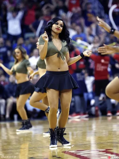玩球花边：NBA常规赛拉拉队宝贝精选 短裙低胸装性感十足