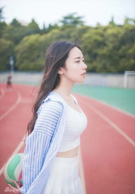 体坛周报：华中师范大学校花胡安如纯美无邪 令人怦然心动
