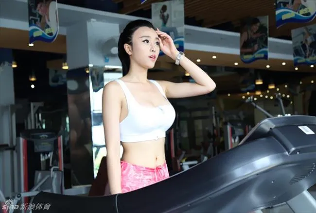 体坛花边：女主播赵怡然傲人身材撑爆上衣走红 还是铁杆球迷