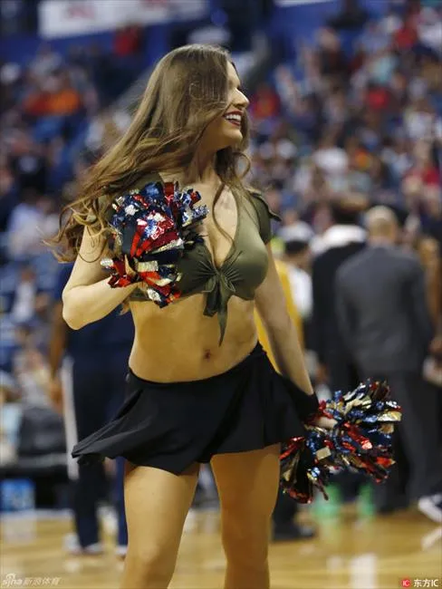 玩球花边：NBA常规赛拉拉队宝贝精选 短裙低胸装性感十足
