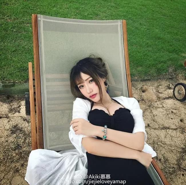 玩球花边：申花悍将战怡麟艳妻曝光 高耸双峰妙胸美腿让人喷血