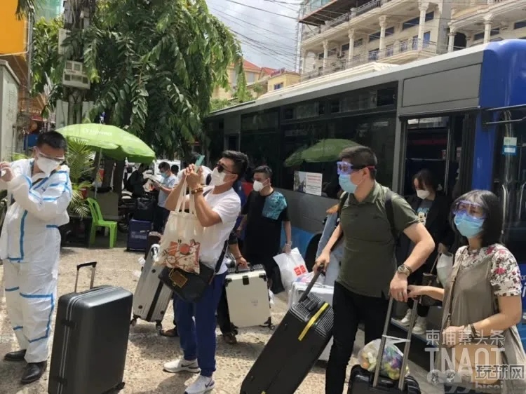 网友实拍：国内飞金边 一下飞机就被隔离