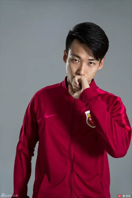 玩球资讯：上海上港拍摄2017中超官方创意写真 为中超预热