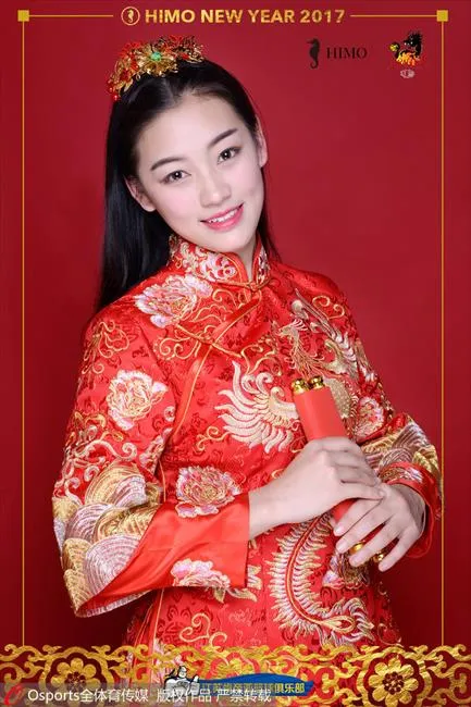 玩球画报：江苏男篮啦啦宝贝新春拜年写真 俏皮可爱盛装迎新年