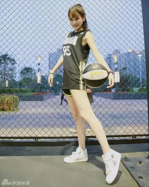 玩球花边：台湾篮球妹纸王宇君走红 甜美可爱清纯到令人想犯规
