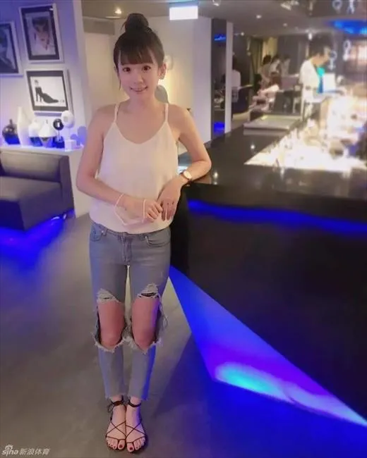 玩球花边：台湾篮球妹纸王宇君走红 甜美可爱清纯到令人想犯规