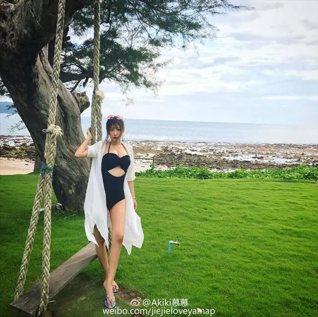 玩球花边：申花悍将战怡麟艳妻曝光 高耸双峰妙胸美腿让人喷血