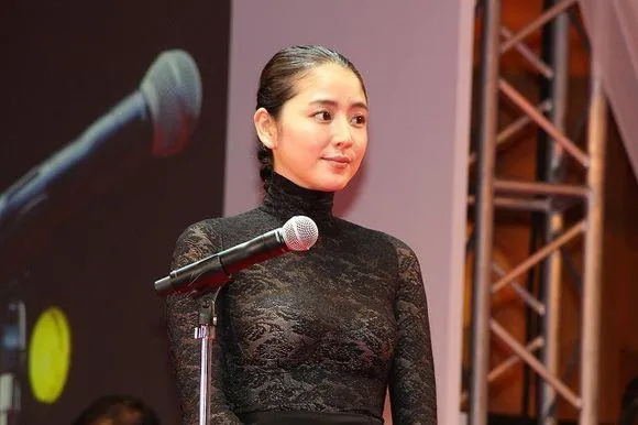 玩球花边：帮我扶着路！日本百名最强巨胸来袭 长泽雅美在列