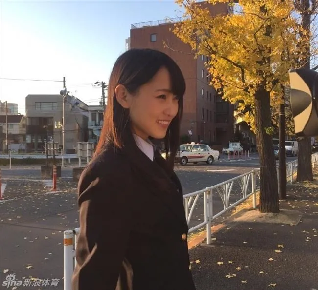 体育花边：清纯女优菅井友香献马术大片 学生制服清纯可人