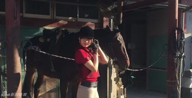 体育花边：清纯女优菅井友香献马术大片 学生制服清纯可人