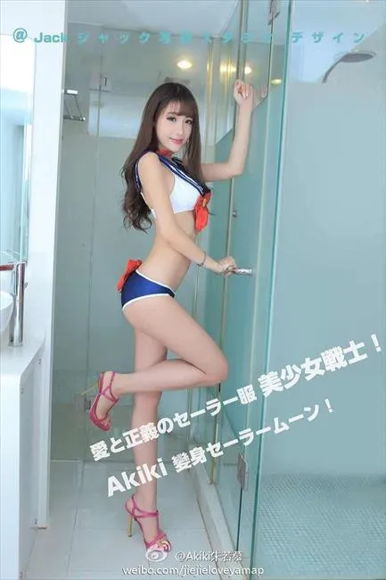 玩球花边：申花悍将战怡麟艳妻曝光 高耸双峰妙胸美腿让人喷血
