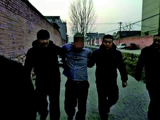 国内彩市：男子买彩票欠账两万 逃亡后冒用弟弟身份生活