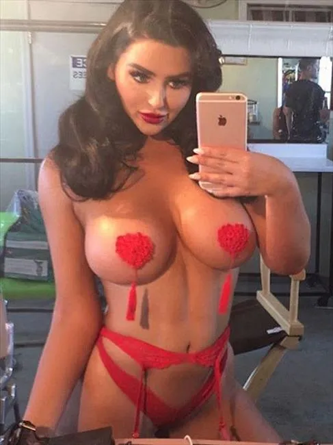 玩球资讯：退役女足球员拉齐德福丰乳肥臀 惹火身材堪比卡戴珊