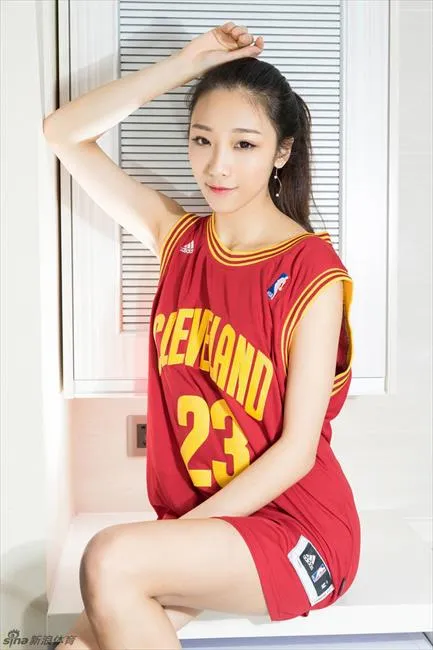 博彩花边：篮球宝贝静静拍球衣写真助威骑士 自爆是詹皇迷妹