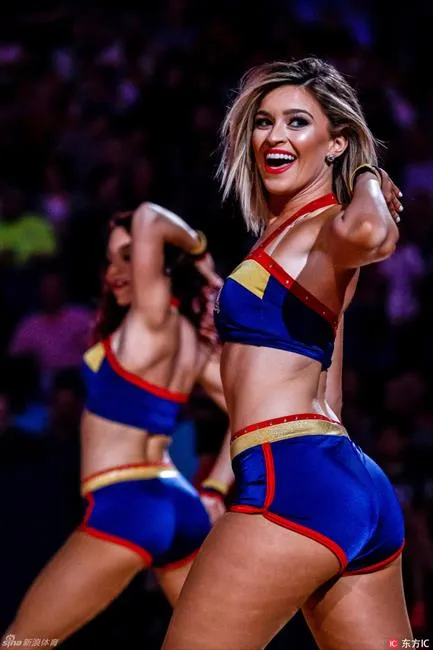 玩球花边：NBA常规赛拉拉队宝贝精选 短裙低胸装性感十足
