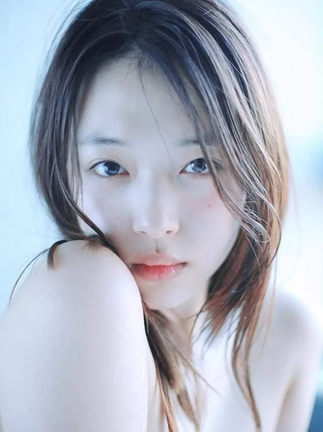 博彩花边：性感女星崔雪莉尺度再突破？韩版《花花公子》第一刊封面女郎？