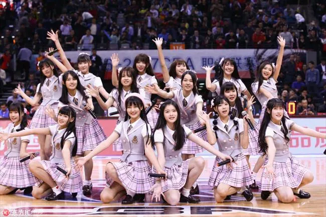 玩球花边：GNZ48女团助威CBA半决赛 跳舞唱歌靓丽吸睛