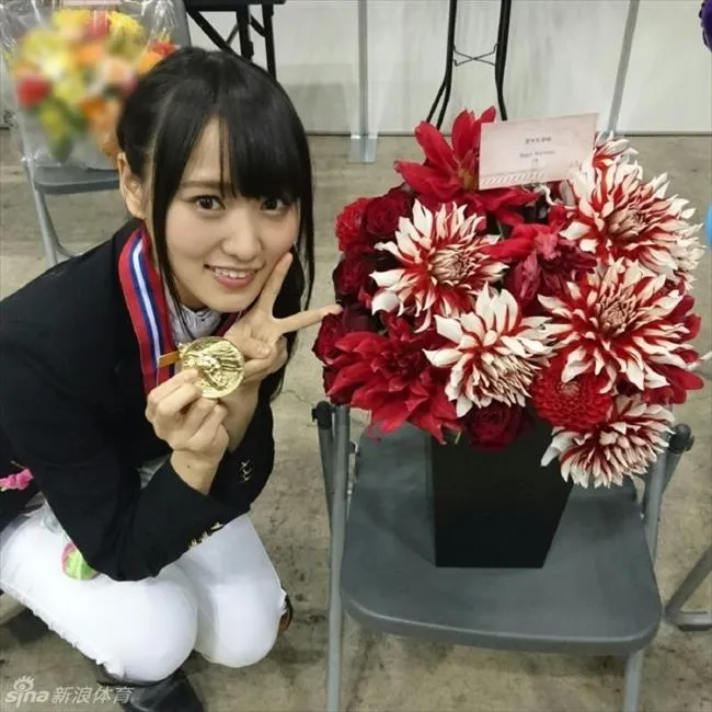 体育花边：清纯女优菅井友香献马术大片 学生制服清纯可人