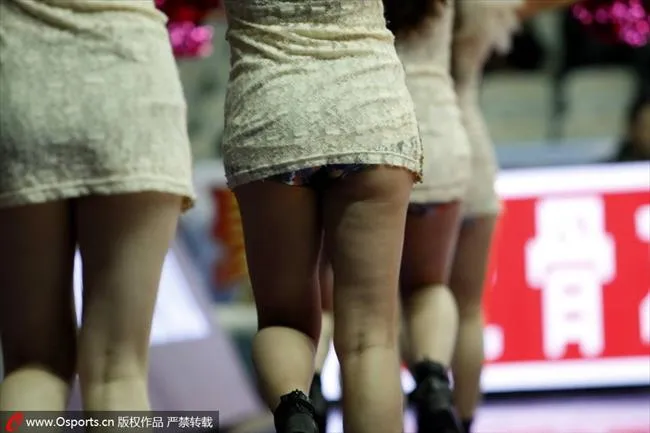 玩球花边：CBA宝贝超短裙喷血诱惑 不惧走光赛场高抬腿