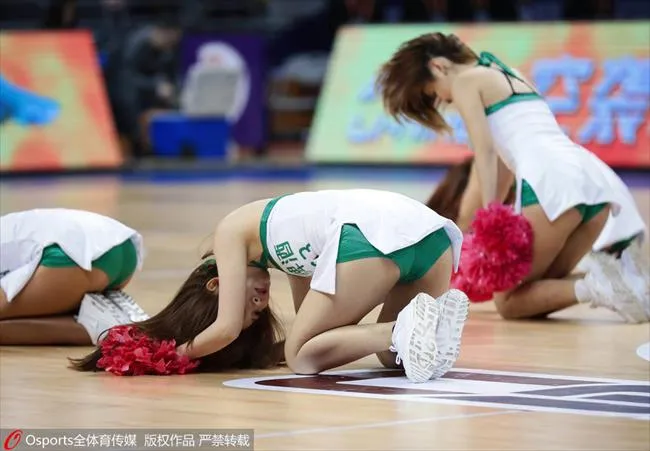 玩球花边：CBA宝贝超短裙喷血诱惑 不惧走光赛场高抬腿
