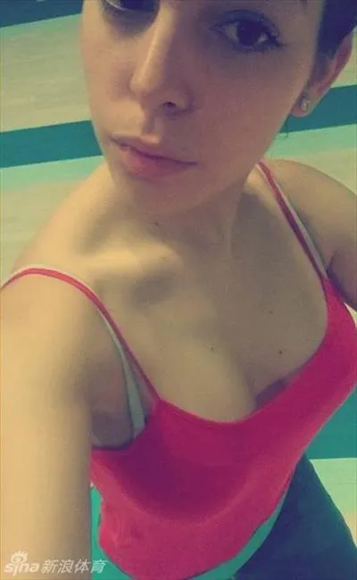 博彩花边：C罗新女友乔尔吉娜酥胸高挺 性感美腿让人遐想无限