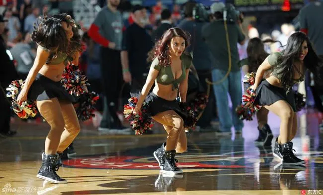 玩球花边：NBA常规赛拉拉队宝贝精选 短裙低胸装性感十足