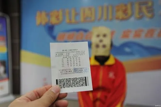 彩市新闻：男子蹲厕时想出号码中500万 戴麻匪面具领奖