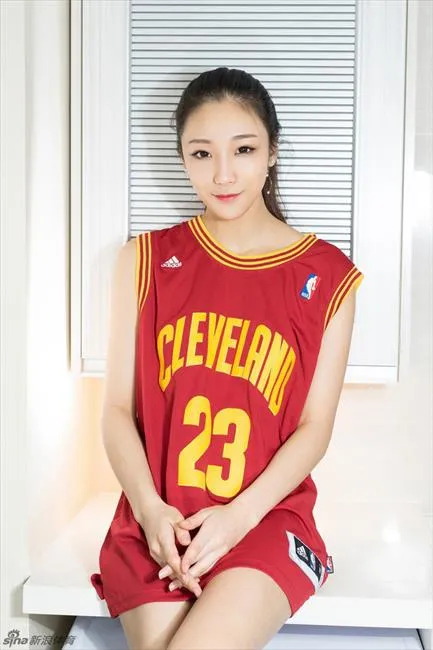 博彩花边：篮球宝贝静静拍球衣写真助威骑士 自爆是詹皇迷妹