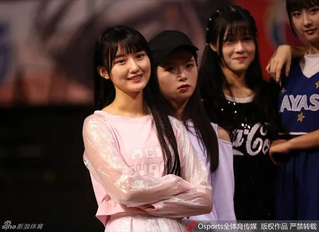 玩球花边：GNZ48女团助威CBA半决赛 跳舞唱歌靓丽吸睛