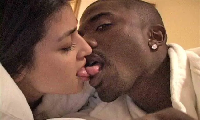 博彩花边：盘点卷入艳照门的NBA女神：3P+梯震+性爱录像！