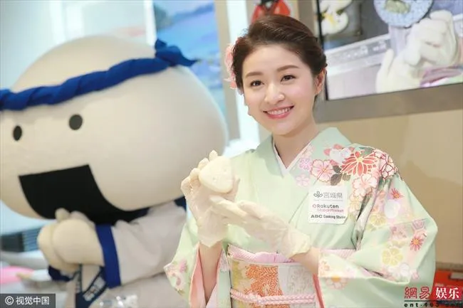 玩球花边：港姐徐淑敏嫁富豪老公7年生3女 面色红润似少女