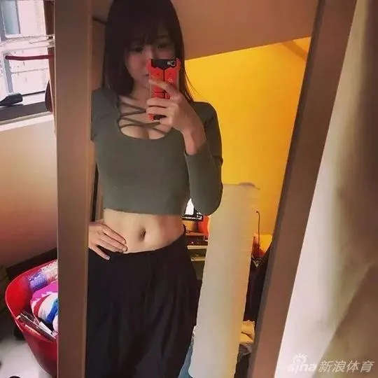 玩球花边：台湾嫩模女主播DenKa晒健身照 完美身材羡煞众人